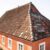 Gepflegtes Haus mit sichtbar altem, sanierungsbedürftigem Ziegeldach im Waldviertel