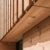 Moderne Holzfassade mit senkrechter Lattung und großformatigen Holzplatten aus natürlichem Lärchenholz an einem Haus im Waldviertel