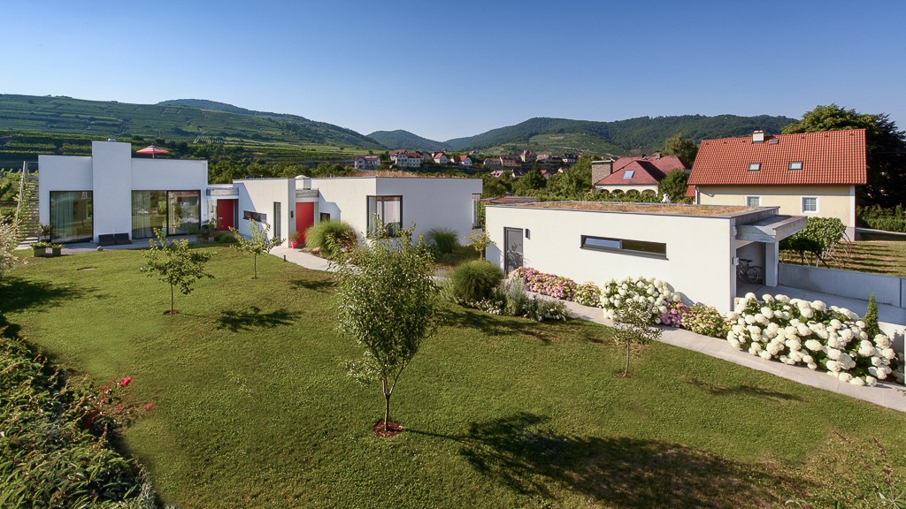 Flachdachbau mit begrüntem Dach neben einem Satteldachhaus — zwei Dachkonstruktionen in der Wachau nahe dem Waldviertel